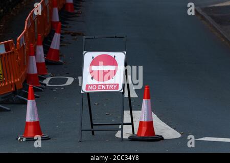 Eine Straßensperre in Baildon, Yorkshire. Es wurden keine Einstiegsschilder, Kegel und Barrieren errichtet, um den Verkehr zu stoppen. Stockfoto