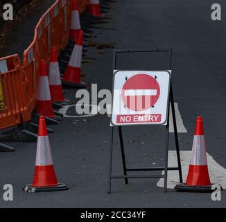 Eine Straßensperre in Baildon, Yorkshire. Es wurden keine Einstiegsschilder, Kegel und Barrieren errichtet, um den Verkehr zu stoppen. Stockfoto