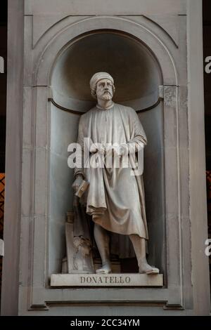 Donatello Statue auf der Fassade der Uffizien Galerie auf Piazzale degli Uffizien Stockfoto