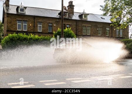 Barnsley, South Yorkshire, England, Großbritannien. August 2020. UK Wetter - Sturzfluten auf Doncaster Road, Barnsley als Abflüsse überflossen nach einem sehr kurzen, aber schweren Regenguss verursacht Abflüsse zu überlaufen Kredit: Kay Roxby/Alamy Live News Stockfoto