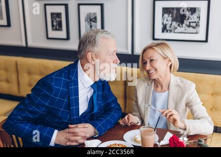 Lustige smart Mann flirtet mit seiner Frau. Familie Spaß im Restaurant. Close up Portrait Stockfoto