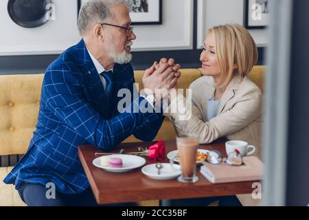 Unvergessliche Zeit mit der Familie, Nahaufnahme Seitenansicht Foto. Emotion Concept.Happiness, Mann und Frau immer Freude an ihrer Meeting.Celebration. ma Stockfoto