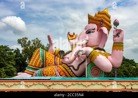 Die große liegen rosa Ganesha Statue in Ganesha Park Tempel Nakhon Nayok Provinz, Thailand. Stockfoto