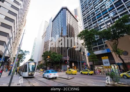Rio de Janeiro, Brasilien - 2. Juli 2020: Verkehr in Rio Branco Avenue in der Innenstadt. Wegen der Pandemie sind die Straßen fast leer. Stockfoto