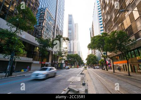 Rio de Janeiro, Brasilien - 2. Juli 2020: Verkehr in Rio Branco Avenue in der Innenstadt. Wegen der Pandemie sind die Straßen fast leer. Stockfoto