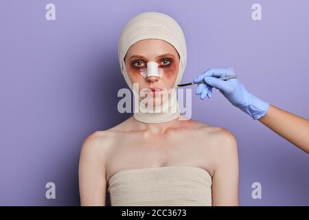 Ärzte mit Skalpell während der plastischen Chirurgie. Nahaufnahme Porträt, isoliert blauen Hintergrund, Studio erschossen, Killer, Wahnsinnige gehen, um sein Opfer zu töten, geben Stockfoto