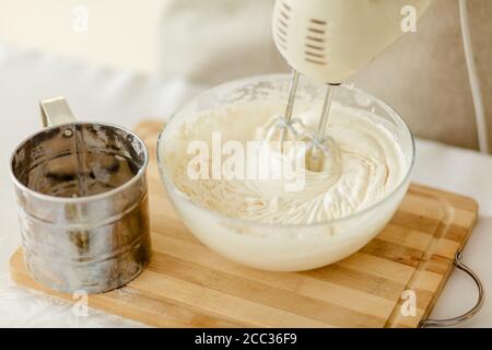 Vorbereitung der Torte mit dem Mixer.Nahaufnahme zugeschnittenes Foto Stockfoto