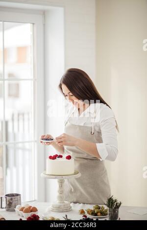 Frau macht helle und schöne Dessert für Kunden, Kunden. Close up Foto Stockfoto