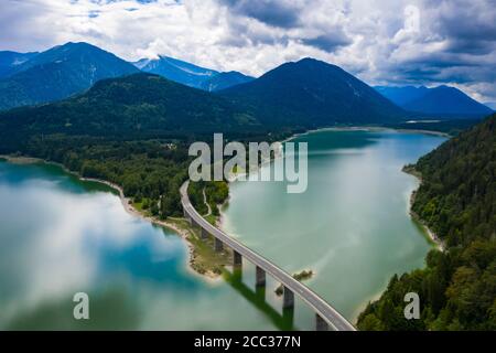 Luftaufnahme der Sylvensteiner Seen am bewölkten Sommertag Stockfoto