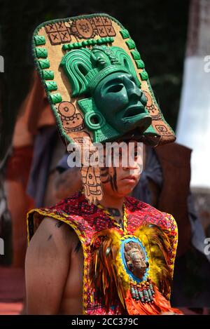 CHICHEN ITZA, MEXIKO - MÄRZ 21,2014: Einheimische maya-Tänzer treten im Chichen Itza auf Stockfoto