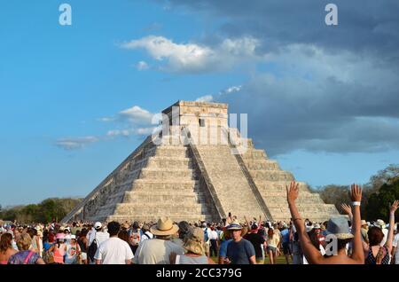 CHICHEN ITZA, Mexiko - März 21,2014: Touristen beobachten die gefiederte Schlange kriechen auf den Tempel (Equinox 21. März 2014) Stockfoto