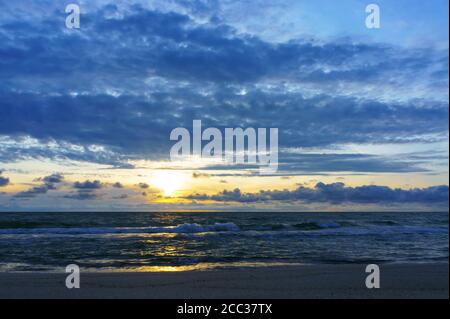 Lila und gelbe Wolken bei Sonnenuntergang, Sonnenuntergang am Meer wolkigen Himmel Stockfoto