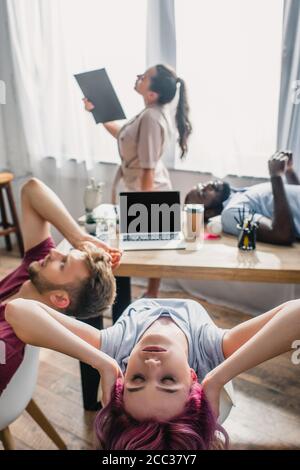 Selektive Konzentration von vier multikulturellen Geschäftsleuten, die sich heiß fühlen Büro Stockfoto