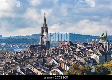 Atemberaubende Luftaufnahme der Berner Altstadt mit dem Münster und dem Bundeshaus, vom Rosengarten aus am sonnigen Herbst da Stockfoto