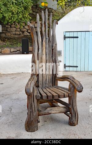 Gekrümmter alter Holzstuhl beim Eden Project in Cornwall, England Stockfoto