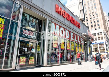 17. August 2020: Eine Gesamtansicht der Vorderseite des ModellÕs Sporting Goods Stores auf der 7th Avenue, da es aus dem Geschäft geht und Menschen mit PSA in Manhattan, New York, vorbeilaufen. Obligatorische Gutschrift: Kostas Lymperopoulos/CSM Stockfoto