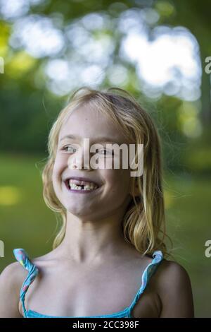 Mädchen (8) mit Zahnlücke, Kiel, Schleswig-Holstein, Deutschland Stockfoto