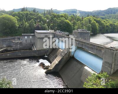 Pitlochry Dam ist ein beeindruckendes Stück Technik, eines der Wasserkraftwerke im Tummel Valley Scheme zur Erzeugung von Wasserkraft für Schottland. Stockfoto