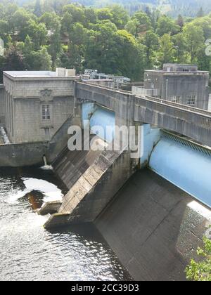 Pitlochry Dam ist ein beeindruckendes Stück Technik, eines der Wasserkraftwerke im Tummel Valley Scheme zur Erzeugung von Wasserkraft für Schottland. Stockfoto