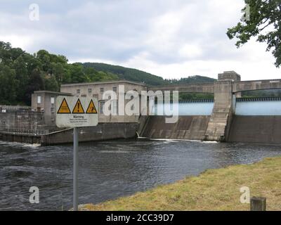 Pitlochry Dam ist ein beeindruckendes Stück Technik, eines der Wasserkraftwerke im Tummel Valley Scheme zur Erzeugung von Wasserkraft für Schottland. Stockfoto