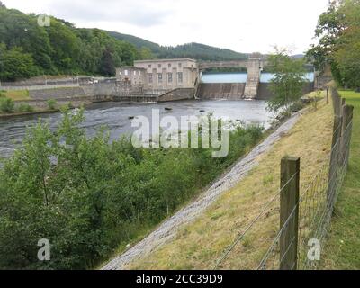 Pitlochry Dam ist ein beeindruckendes Stück Technik, eines der Wasserkraftwerke im Tummel Valley Scheme zur Erzeugung von Wasserkraft für Schottland. Stockfoto