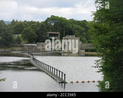 Pitlochry Dam ist ein beeindruckendes Stück Technik, eines der Wasserkraftwerke im Tummel Valley Scheme zur Erzeugung von Wasserkraft für Schottland. Stockfoto