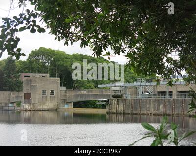 Pitlochry Dam ist ein beeindruckendes Stück Technik, eines der Wasserkraftwerke im Tummel Valley Scheme zur Erzeugung von Wasserkraft für Schottland. Stockfoto