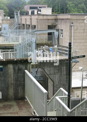 Pitlochry Dam ist ein beeindruckendes Stück Technik, eines der Wasserkraftwerke im Tummel Valley Scheme zur Erzeugung von Wasserkraft für Schottland. Stockfoto