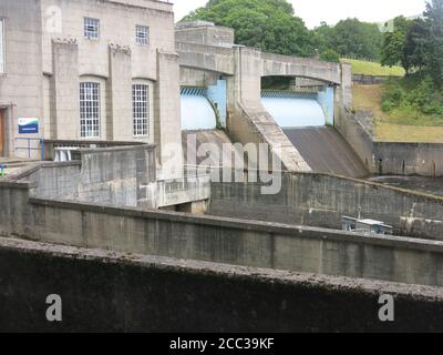 Pitlochry Dam ist ein beeindruckendes Stück Technik, eines der Wasserkraftwerke im Tummel Valley Scheme zur Erzeugung von Wasserkraft für Schottland. Stockfoto