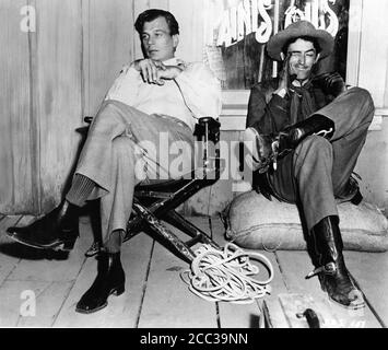 JOSEPH COTTEN und GREGORY PECK am Set offen während der Dreharbeiten zum DUELL IN THE SUN 1946 Regisseure KÖNIG VIDOR OTTO BROWER WILLIAM DIETERLE SIDNEY FRANKLIN WILLIAM CAMERON MENZIES DAVID O. SELZNICK und JOSEF von STERNBERG Roman Niven Busch Drehbuch David O. Selznick Kostümdesign Walter Plunkett Selznick International Pictures / Vanguard Films / Selznick Releasing Organization Stockfoto