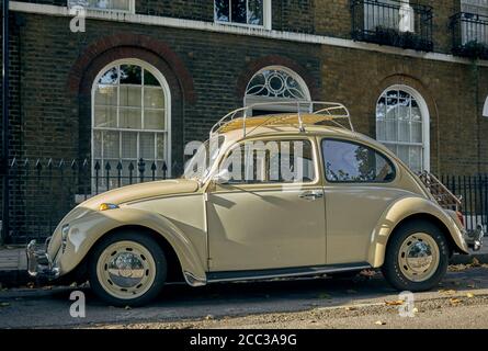 Cremefarbene Classic Volkswagen Beetle in Nord-London. Stockfoto