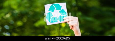 Panorama-Ernte des Menschen mit Karte mit Recycling-Symbol im Freien, Ökologie-Konzept Stockfoto