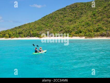 Paar Kajakfahren im blauen azurblauen Meer in der Karibik. Modellversion. Stockfoto