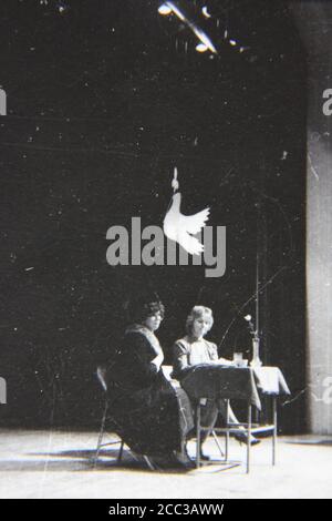 Feine Schwarz-Weiß-Fotografie aus den 1970er Jahren einer Bühnenproduktion von zwei Schauspielerinnen. Stockfoto