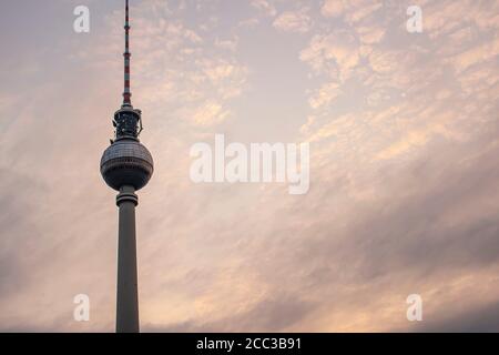 Berlin, Deutschland 09/14/2009: Nahaufnahme des obersten Abschnitts des Fernsehturms Berlin, einem 368 m hohen Fernsehturm, der den höchsten b steht Stockfoto
