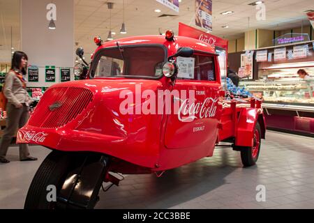 Berlin, Deutschland 09/14/2009: Ein rot glänzendes Vintage Tempo Hanseat Dreirad mit Coca Cola Logo aufgedruckt wird in einem Lebensmittelgeschäft als Co. Ausgestellt Stockfoto