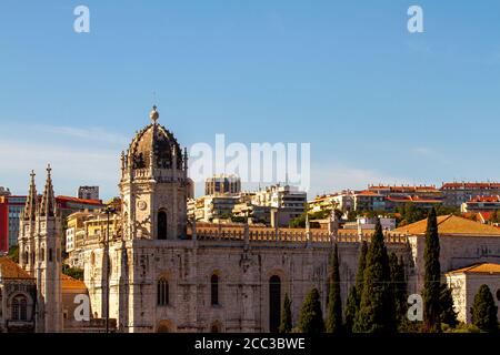 Stadtbild von Lissabon, Portugal vom Ufer des Tejo aus gesehen. Bild zeigt Dächer und Außenbereiche von mehreren Gebäuden einschließlich der Welt Stockfoto