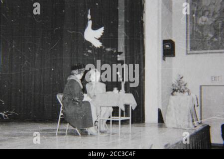 Feine 70er Jahre Vintage Schwarz-Weiß-Fotografie von zwei Frauen, die auf einer Bühne Performance. Stockfoto