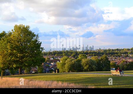 Blick auf Canary Wharf von Blythe Hill Fields, Lewisham, nahe Honor Oak, London, stürmischer Sommerzauber im August, Abendlicht. Nr Crofton Park Stockfoto