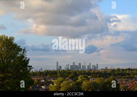 Blick auf Canary Wharf von Blythe Hill Fields, Lewisham, nahe Honor Oak, London, stürmischer Sommerzauber im August, Abendlicht. Nr Crofton Park Stockfoto