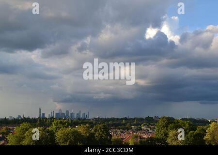 Blick auf Canary Wharf von Blythe Hill Fields, Lewisham, nahe Honor Oak, London, stürmischer Sommerzauber im August, Abendlicht. Nr Crofton Park Stockfoto