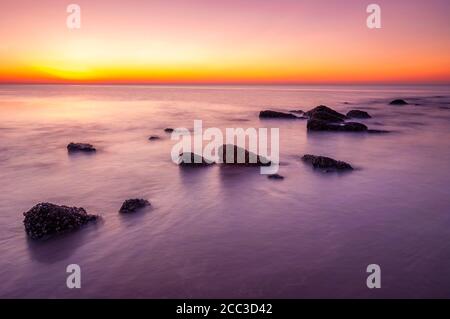 Verlorene Steine Sonnenuntergang am Nordseestrand von Oostende (Ostende) Stadt, Belgien. Stockfoto