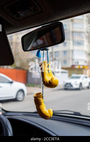 Kleine Boxhandschuhe auf dem Rückspiegel im Auto Stockfotografie