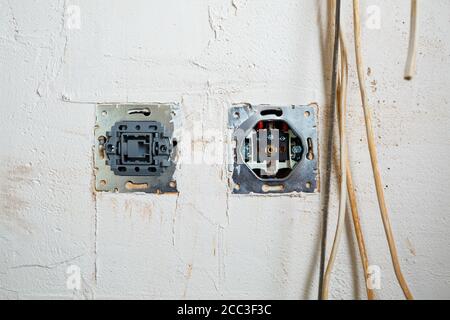 Buchsen bei Montage ohne Abdeckung. Während der Reparatur die Kabel öffnen. Europäisches Nest ohne Abdeckung isoliert auf weißem Hintergrund. Professionelle Installation Stockfoto