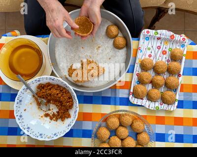 Traditionelle türkische Küche; gefüllte Fleischbällchen, türkisch bekannt als "icli kofte". Frau macht gefüllte Fleischbällchen zu Hause. Stockfoto