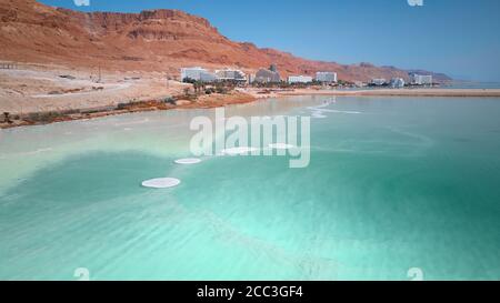 Blaues Wasser des Toten Meeres, Wüstenküste, Luftaufnahme. Salzkristalle auf der Oberfläche des Toten Meeres, Israel Stockfoto