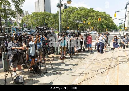 Brooklyn, New York, USA. August 2020. Journalisten nehmen an der Pressekonferenz Teil, bei der die Anklageschrift wegen Mordes an Jam Master Jay vor dem Cadman Plaza East 271 angekündigt wurde. Karl Jordan und Ronald Washington, beide Queens, wurden wegen des Mordes angeklagt. Der Mord ist in den 2002 und war für 18 Jahre ungelöst. Die Angeklagten sollen den kaltblütigen Mord an Jason Mizell, der beruflich als Jam Master Jay bekannt ist, begangen haben. Quelle: Pacific Press Media Production Corp./Alamy Live News Stockfoto