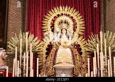 Huelva, Spanien - 15. August 2020: Die Jungfrau der Clarinen auf dem Hauptaltar der Pfarrei San Bartolomé Apostol in Beas, Huelva, Andalusien, Spanien Stockfoto