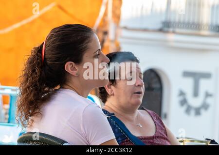 Huelva, Spanien - 17. August 2020: Die Frau atmet den Rauch einer Zigarette auf einer Barterrasse aus Stockfoto