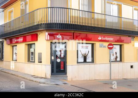Huelva, Spanien - 16. August 2020: Eine Filiale der Banco Santander im Dorf Beas. Sie ist die größte Bank in der Eurozone und eine der größten in der Stockfoto